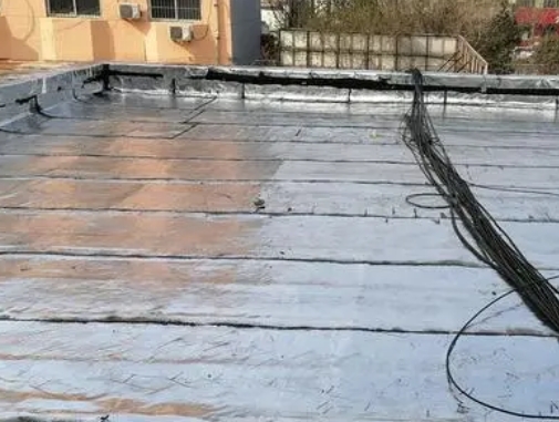 湘乡卫生间漏水维修公司分享下湘乡屋面楼顶防水刚性防水层施工要点。